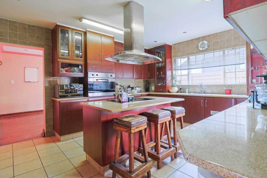 6 Bedroom Property for Sale in Brackendowns Gauteng