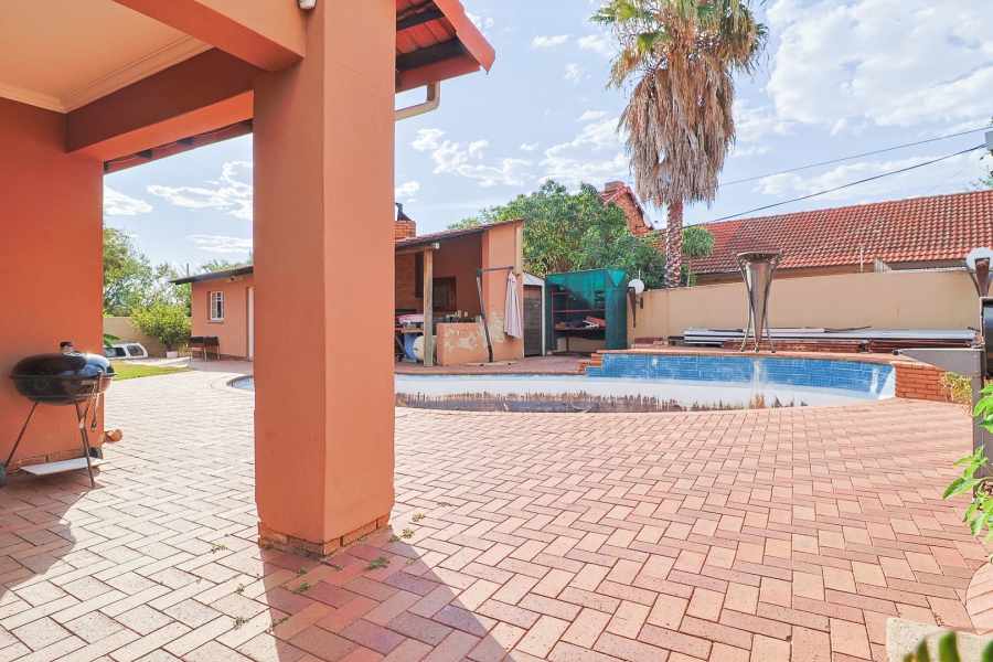 6 Bedroom Property for Sale in Brackendowns Gauteng