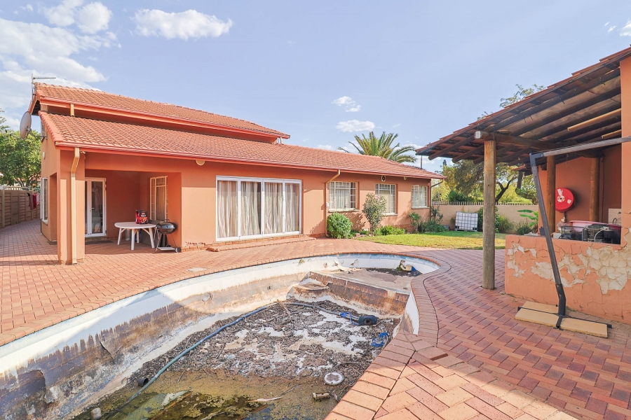 6 Bedroom Property for Sale in Brackendowns Gauteng