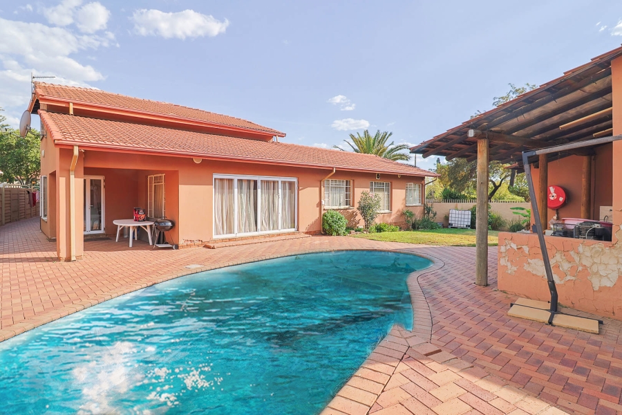 6 Bedroom Property for Sale in Brackendowns Gauteng
