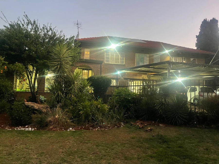 4 Bedroom Property for Sale in Mondeor Gauteng