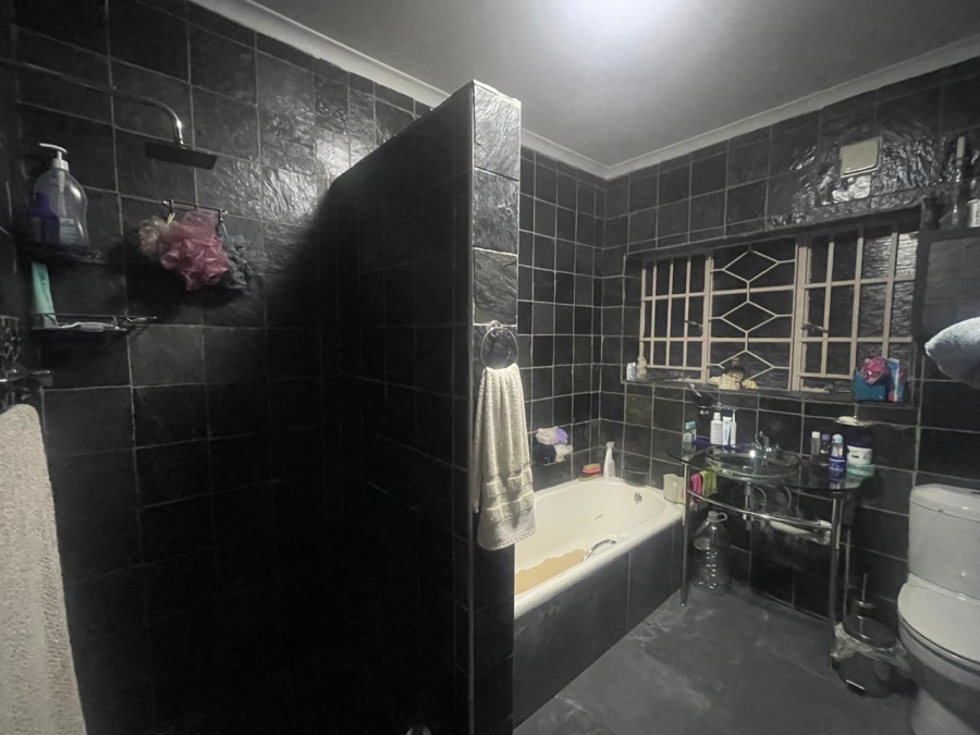 4 Bedroom Property for Sale in Mondeor Gauteng