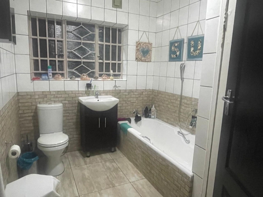 4 Bedroom Property for Sale in Mondeor Gauteng