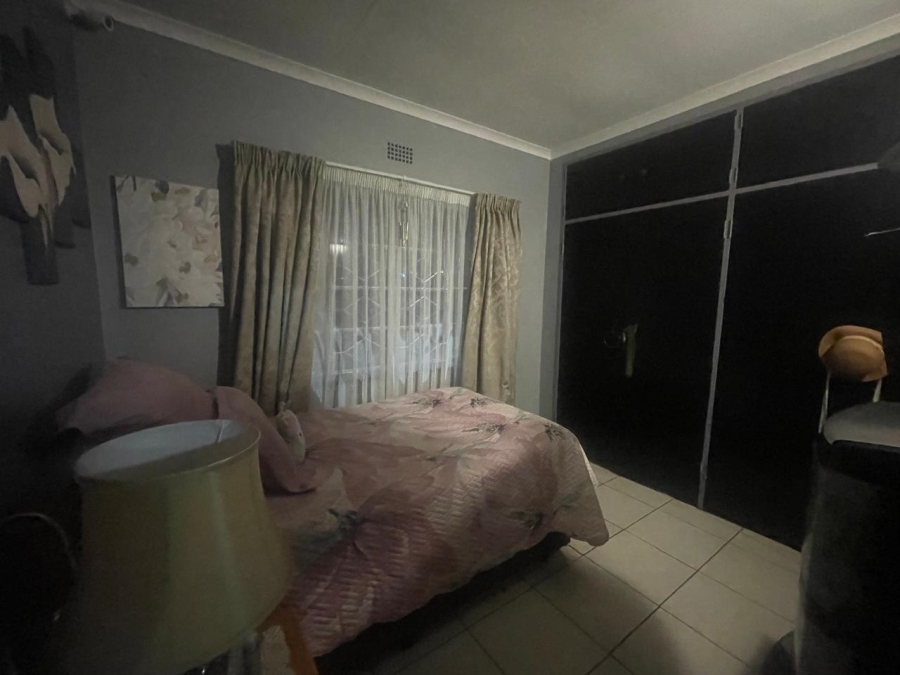 4 Bedroom Property for Sale in Mondeor Gauteng