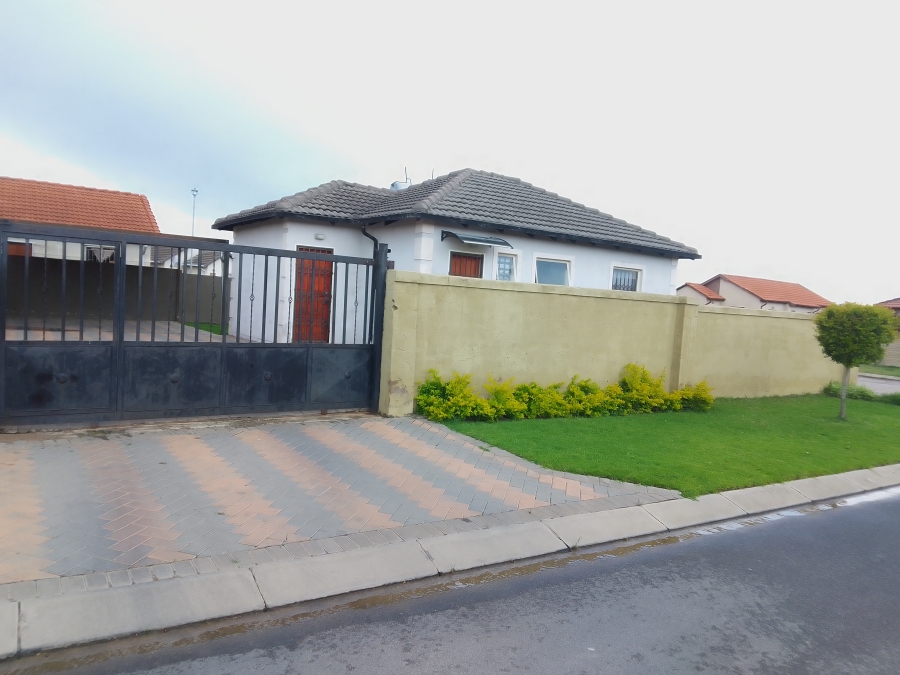 To Let 3 Bedroom Property for Rent in Blue Hills Gauteng