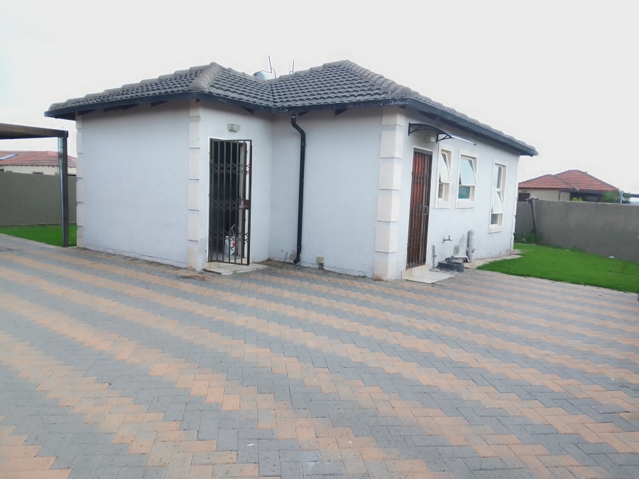 To Let 3 Bedroom Property for Rent in Blue Hills Gauteng