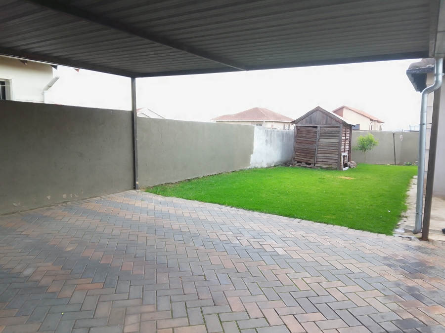To Let 3 Bedroom Property for Rent in Blue Hills Gauteng
