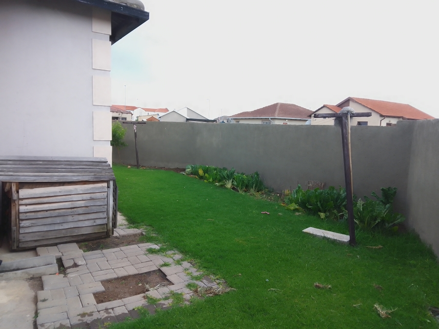 To Let 3 Bedroom Property for Rent in Blue Hills Gauteng