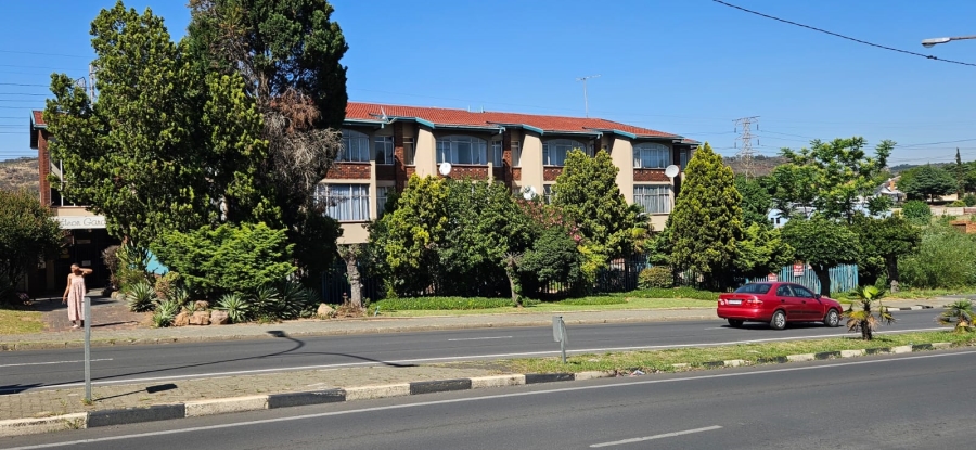 To Let 2 Bedroom Property for Rent in Mondeor Gauteng