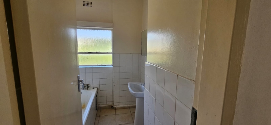 To Let 2 Bedroom Property for Rent in Mondeor Gauteng