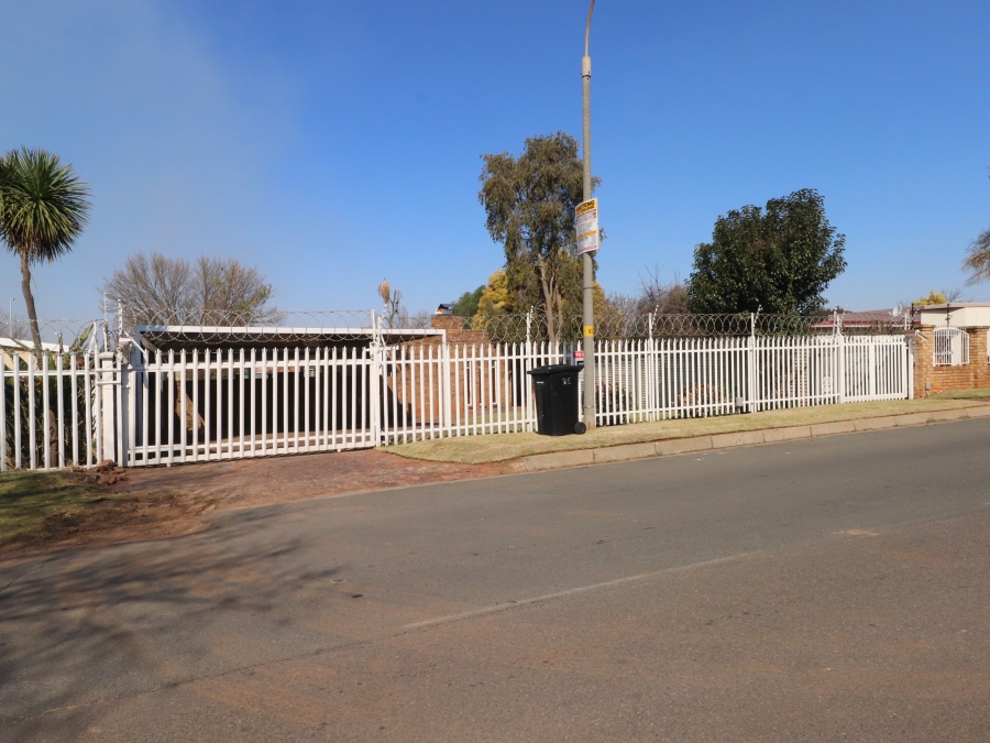 To Let 3 Bedroom Property for Rent in Edleen Gauteng