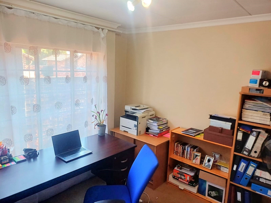 3 Bedroom Property for Sale in Die Hoewes Gauteng