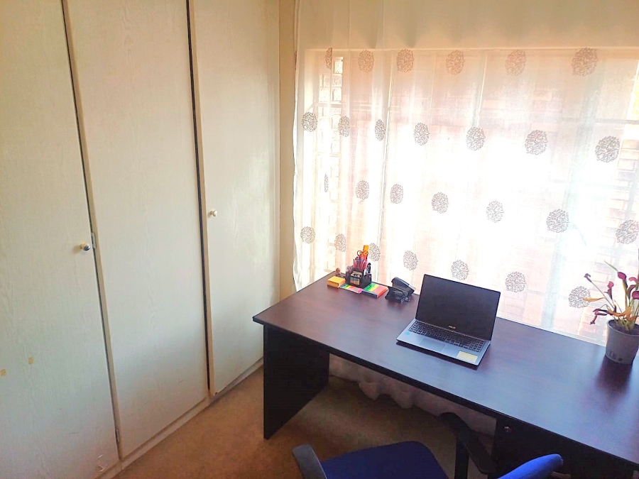 3 Bedroom Property for Sale in Die Hoewes Gauteng