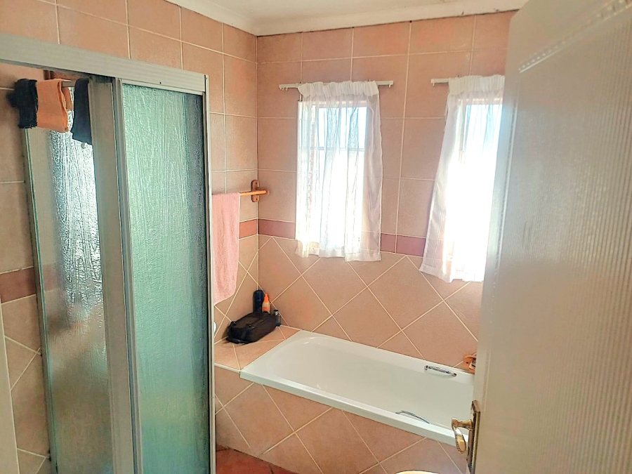 3 Bedroom Property for Sale in Die Hoewes Gauteng