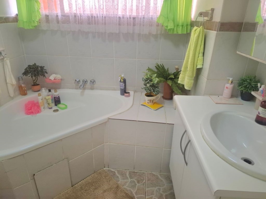 2 Bedroom Property for Sale in Greenhills Gauteng