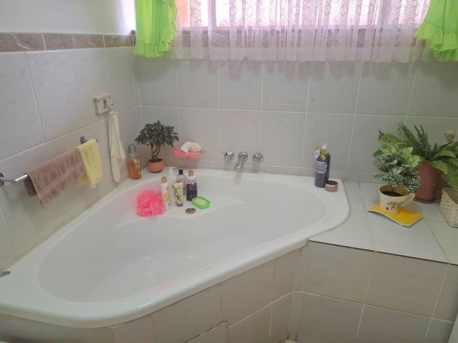 2 Bedroom Property for Sale in Greenhills Gauteng