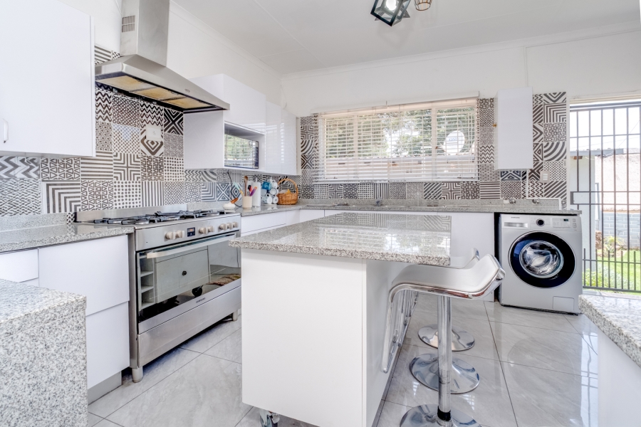 3 Bedroom Property for Sale in Fontainebleau Gauteng