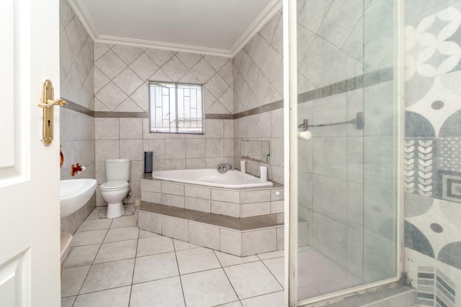 3 Bedroom Property for Sale in Fontainebleau Gauteng