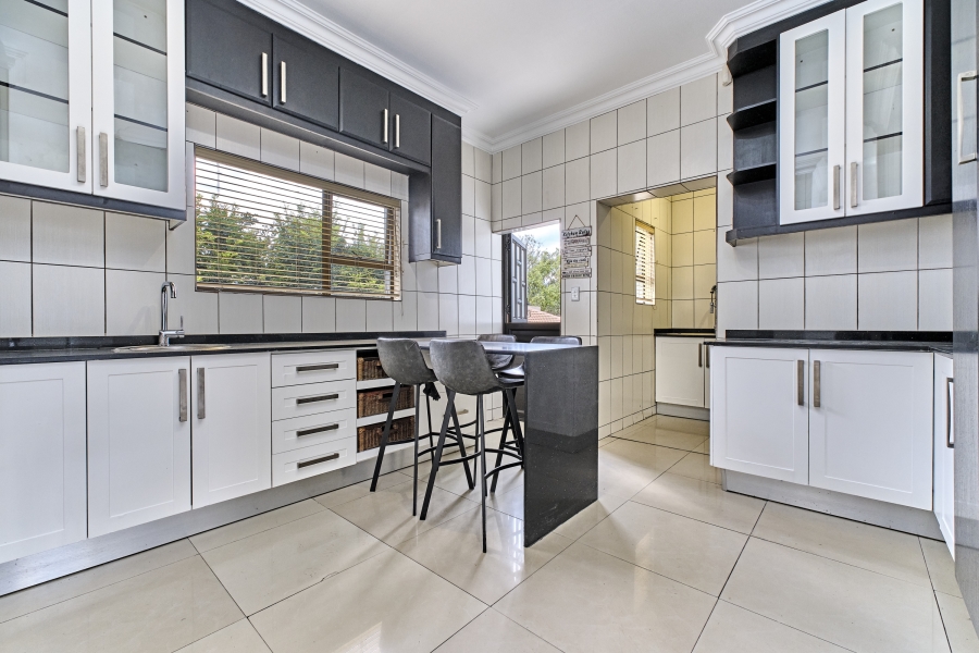 To Let 6 Bedroom Property for Rent in Kyalami Glen Estate Gauteng