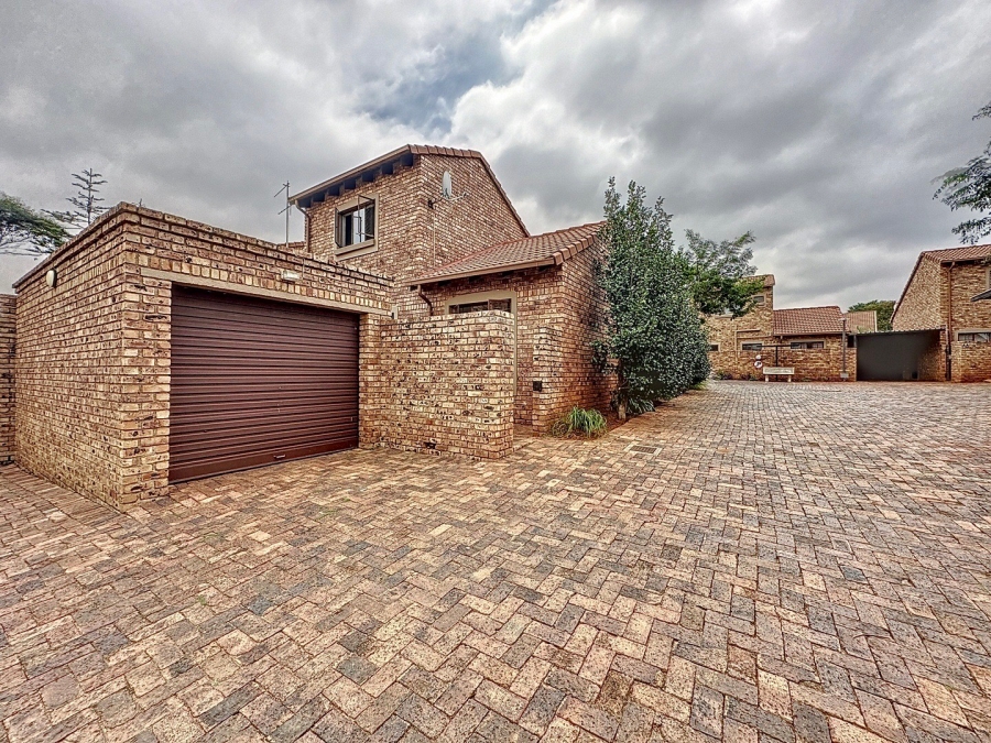 To Let 3 Bedroom Property for Rent in Die Hoewes Gauteng