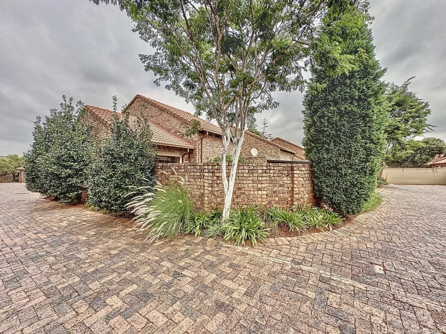 To Let 3 Bedroom Property for Rent in Die Hoewes Gauteng