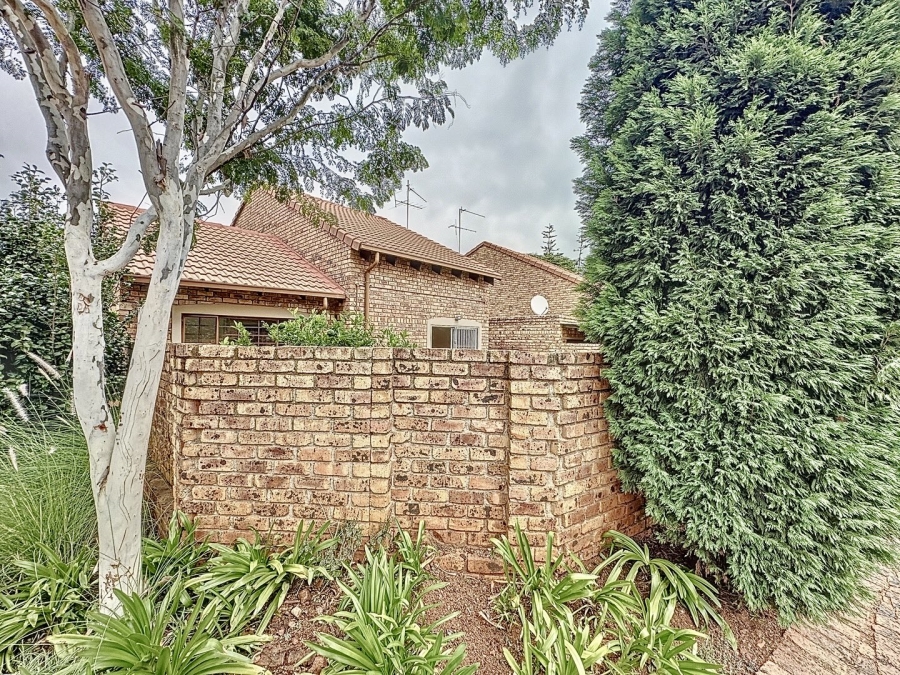 To Let 3 Bedroom Property for Rent in Die Hoewes Gauteng