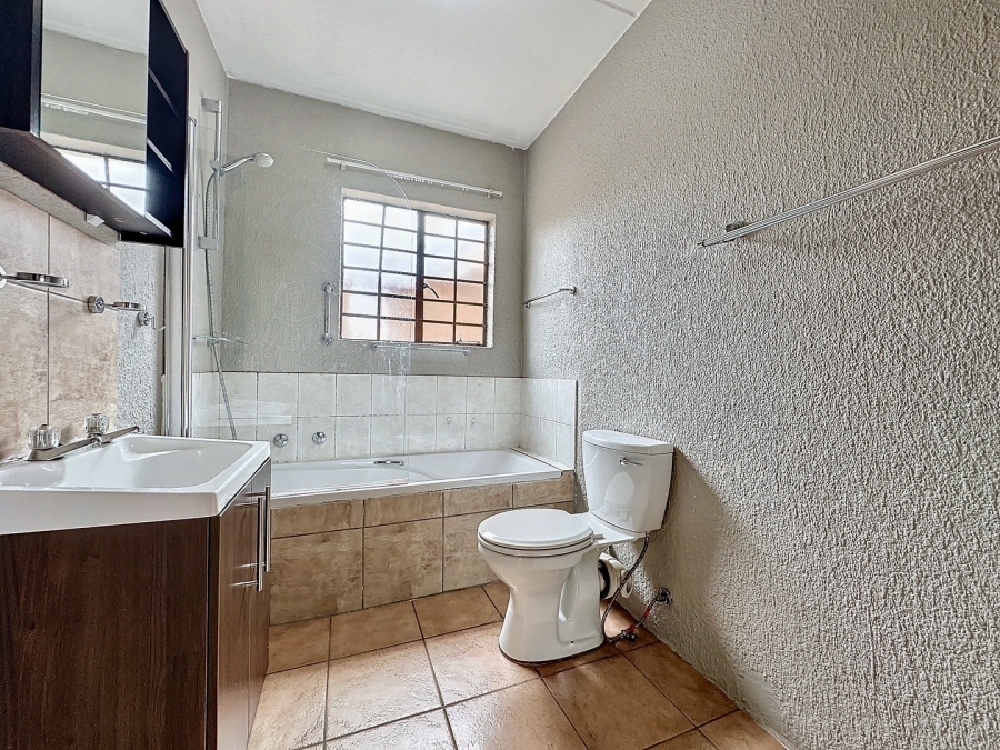 To Let 3 Bedroom Property for Rent in Die Hoewes Gauteng