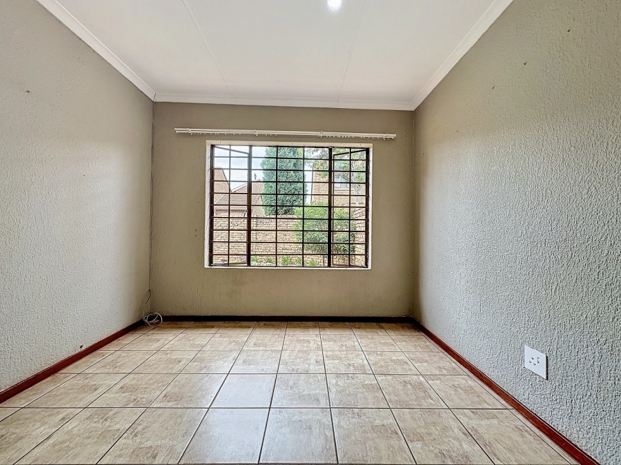 To Let 3 Bedroom Property for Rent in Die Hoewes Gauteng
