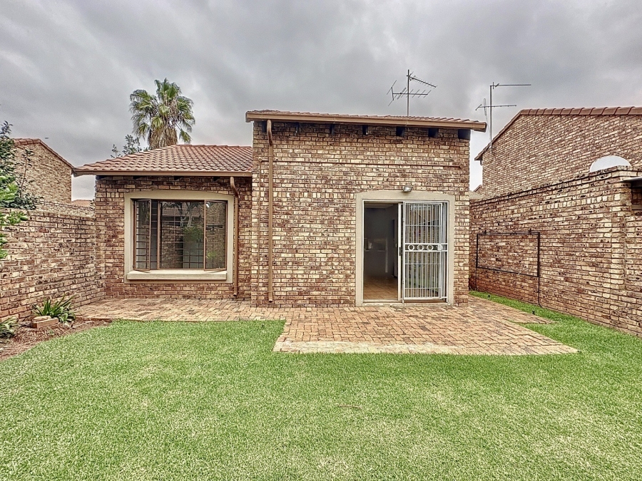 To Let 3 Bedroom Property for Rent in Die Hoewes Gauteng