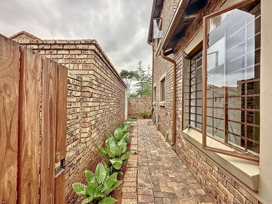 To Let 3 Bedroom Property for Rent in Die Hoewes Gauteng