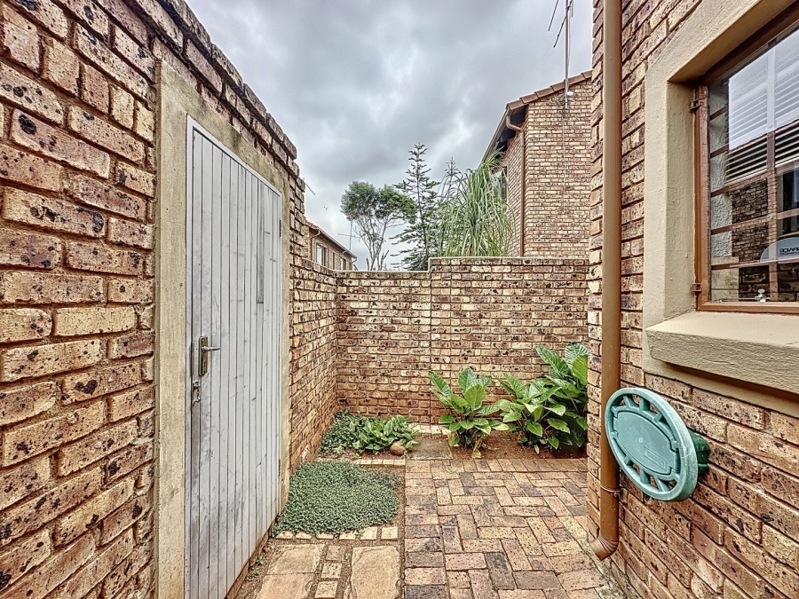To Let 3 Bedroom Property for Rent in Die Hoewes Gauteng