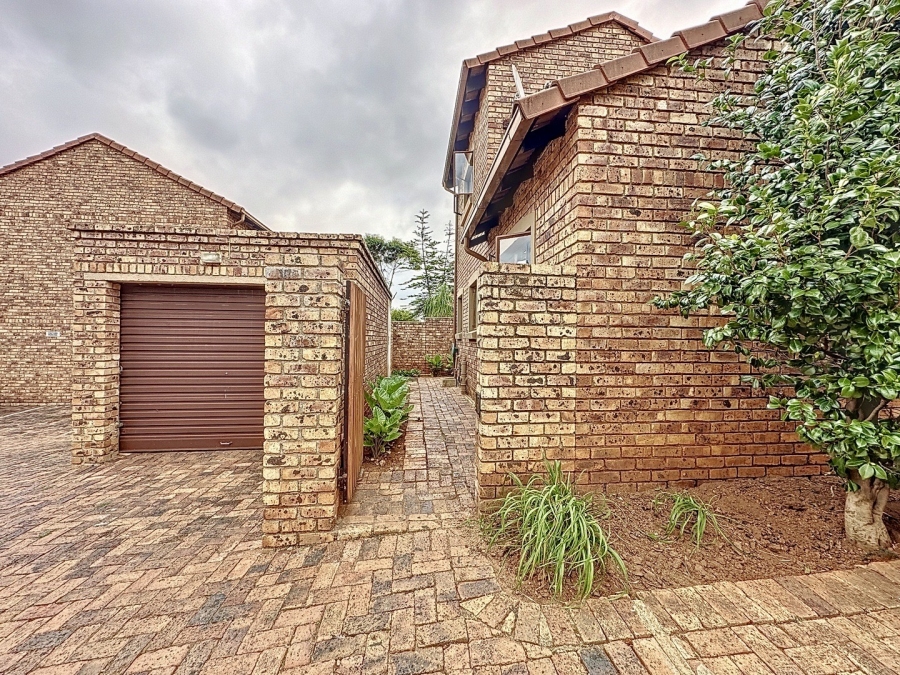 To Let 3 Bedroom Property for Rent in Die Hoewes Gauteng