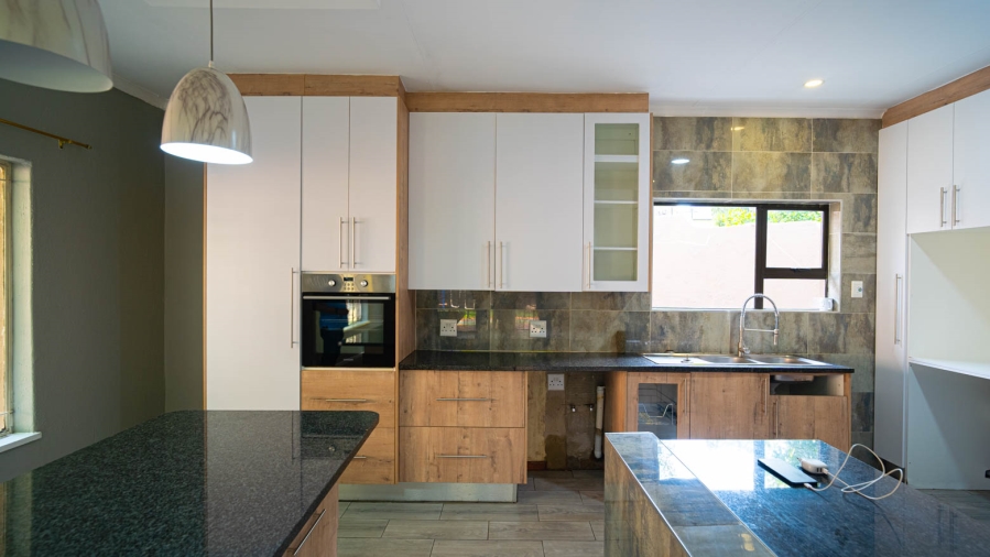 To Let 4 Bedroom Property for Rent in Vorna Valley Gauteng