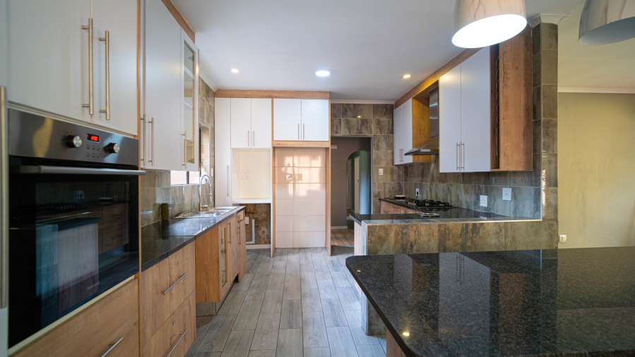 To Let 4 Bedroom Property for Rent in Vorna Valley Gauteng