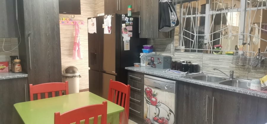 5 Bedroom Property for Sale in Vanderbijlpark Cw 6 Gauteng