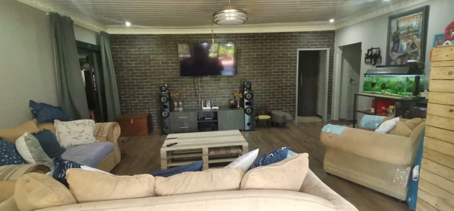 5 Bedroom Property for Sale in Vanderbijlpark Cw 6 Gauteng