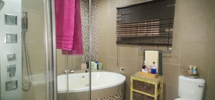 5 Bedroom Property for Sale in Vanderbijlpark Cw 6 Gauteng