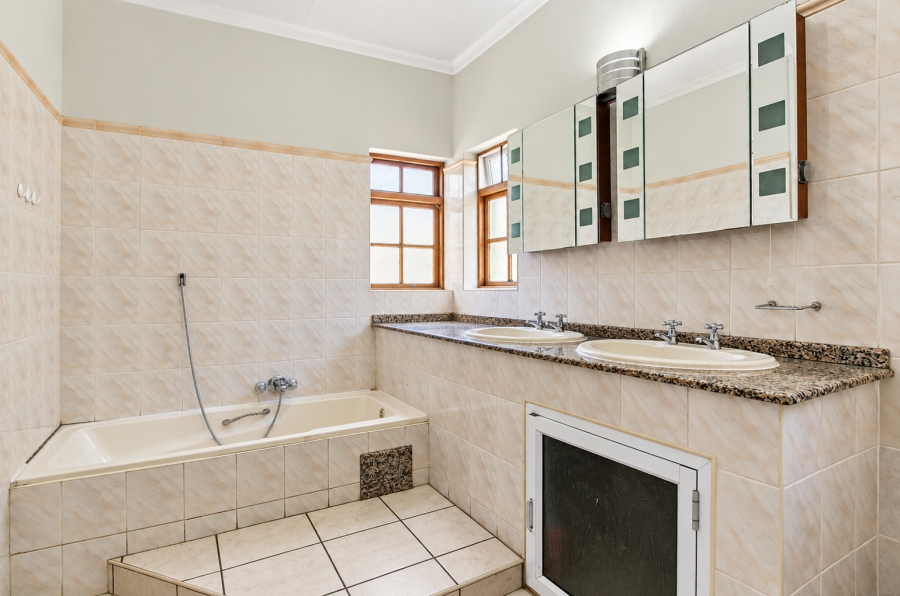 3 Bedroom Property for Sale in Faerie Glen Gauteng