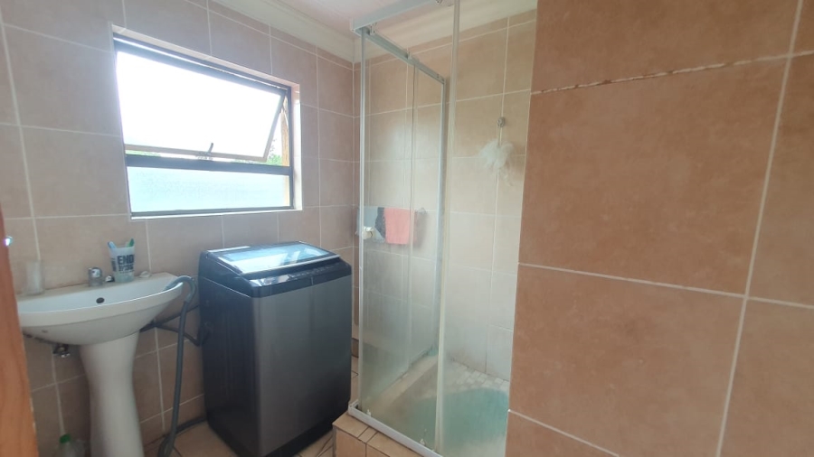 5 Bedroom Property for Sale in Brackendowns Gauteng