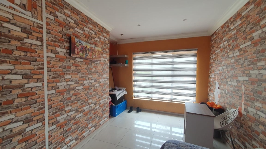 5 Bedroom Property for Sale in Brackendowns Gauteng