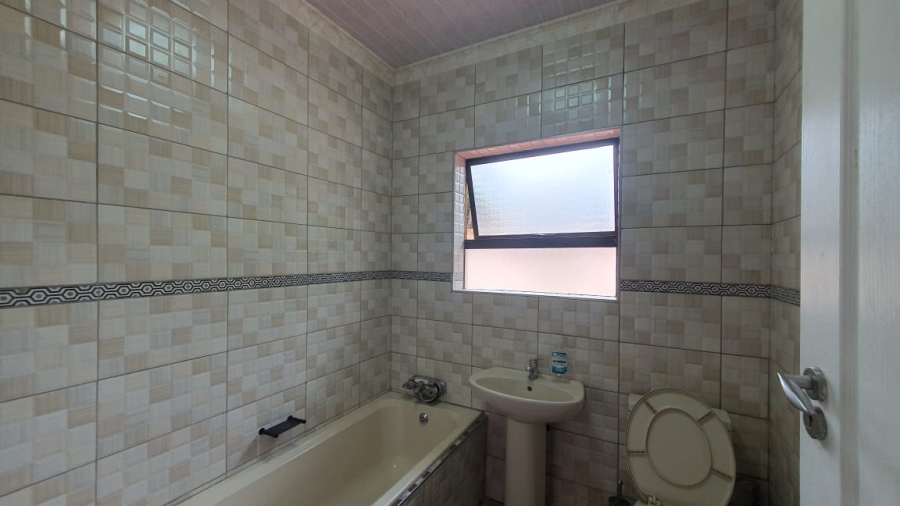 5 Bedroom Property for Sale in Brackendowns Gauteng