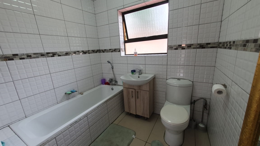 5 Bedroom Property for Sale in Brackendowns Gauteng
