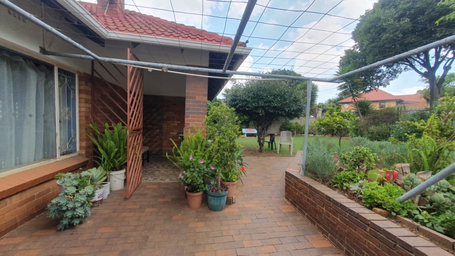 4 Bedroom Property for Sale in Linmeyer Gauteng
