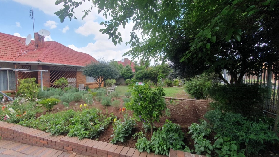 4 Bedroom Property for Sale in Linmeyer Gauteng