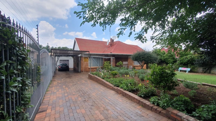 4 Bedroom Property for Sale in Linmeyer Gauteng