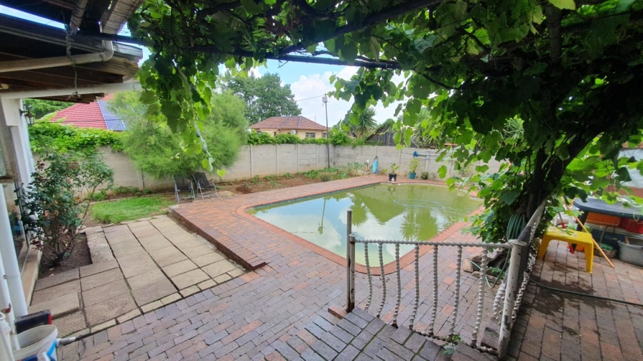 4 Bedroom Property for Sale in Linmeyer Gauteng