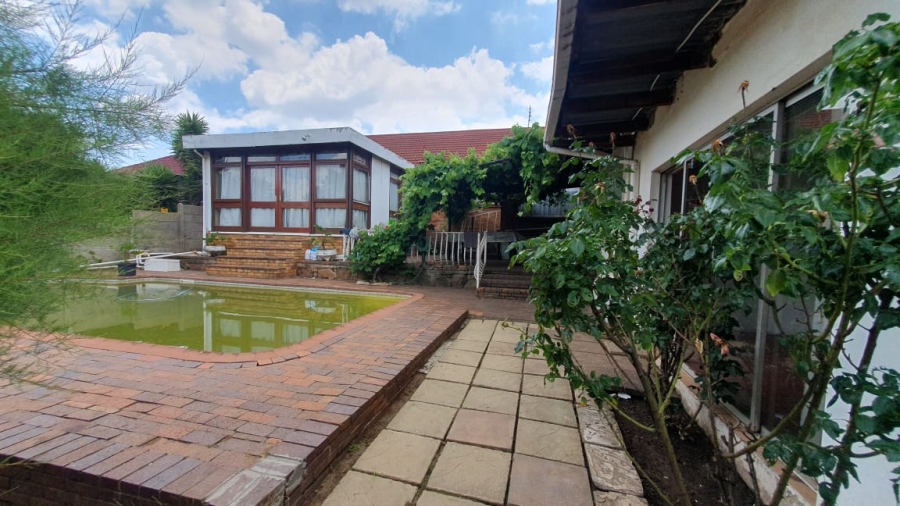 4 Bedroom Property for Sale in Linmeyer Gauteng