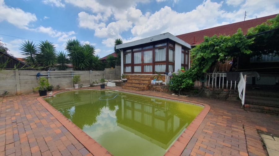 4 Bedroom Property for Sale in Linmeyer Gauteng