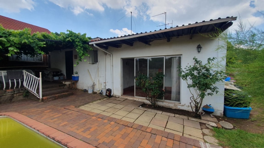4 Bedroom Property for Sale in Linmeyer Gauteng