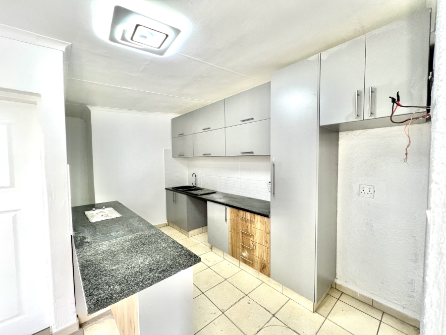 To Let 1 Bedroom Property for Rent in Vorna Valley Gauteng